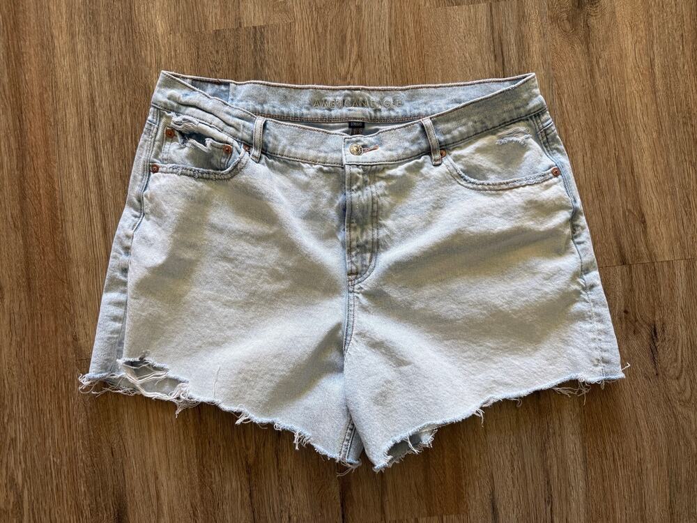 American Eagle Women’s Jean Shorts Strigid Distressed Raw Hem Size 16